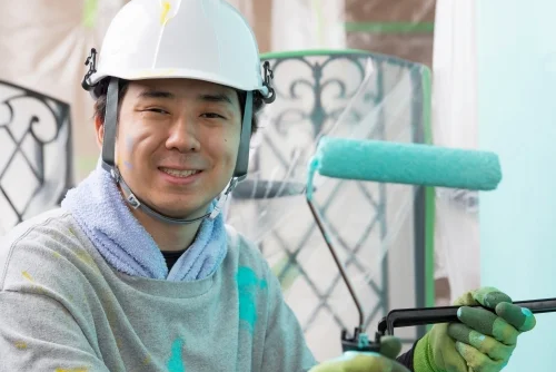 塗装職人が建物の状態を確認する現地調査の様子